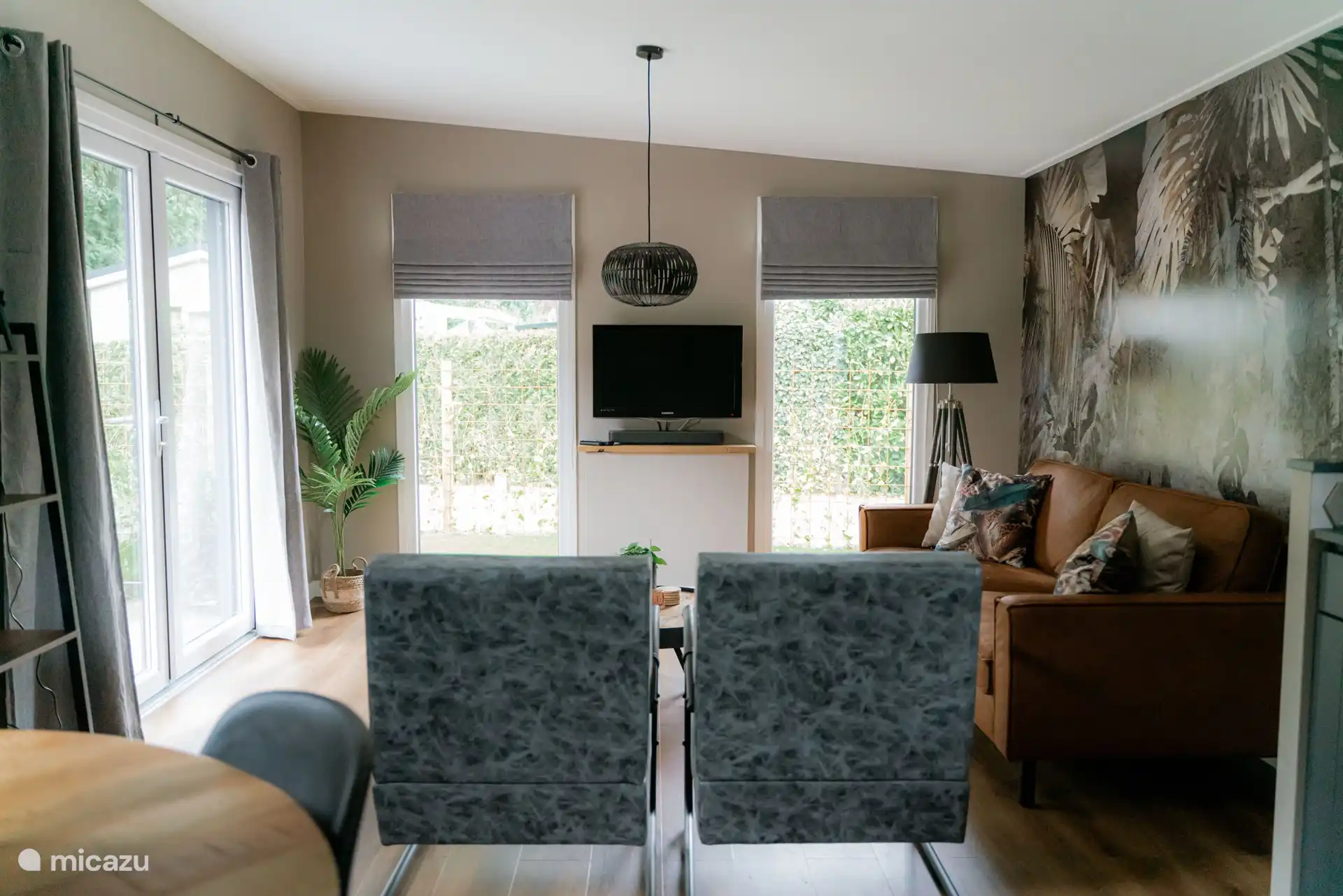 Durch die Terrassentüren haben Sie einfachen Zugang zur großen Terrasse