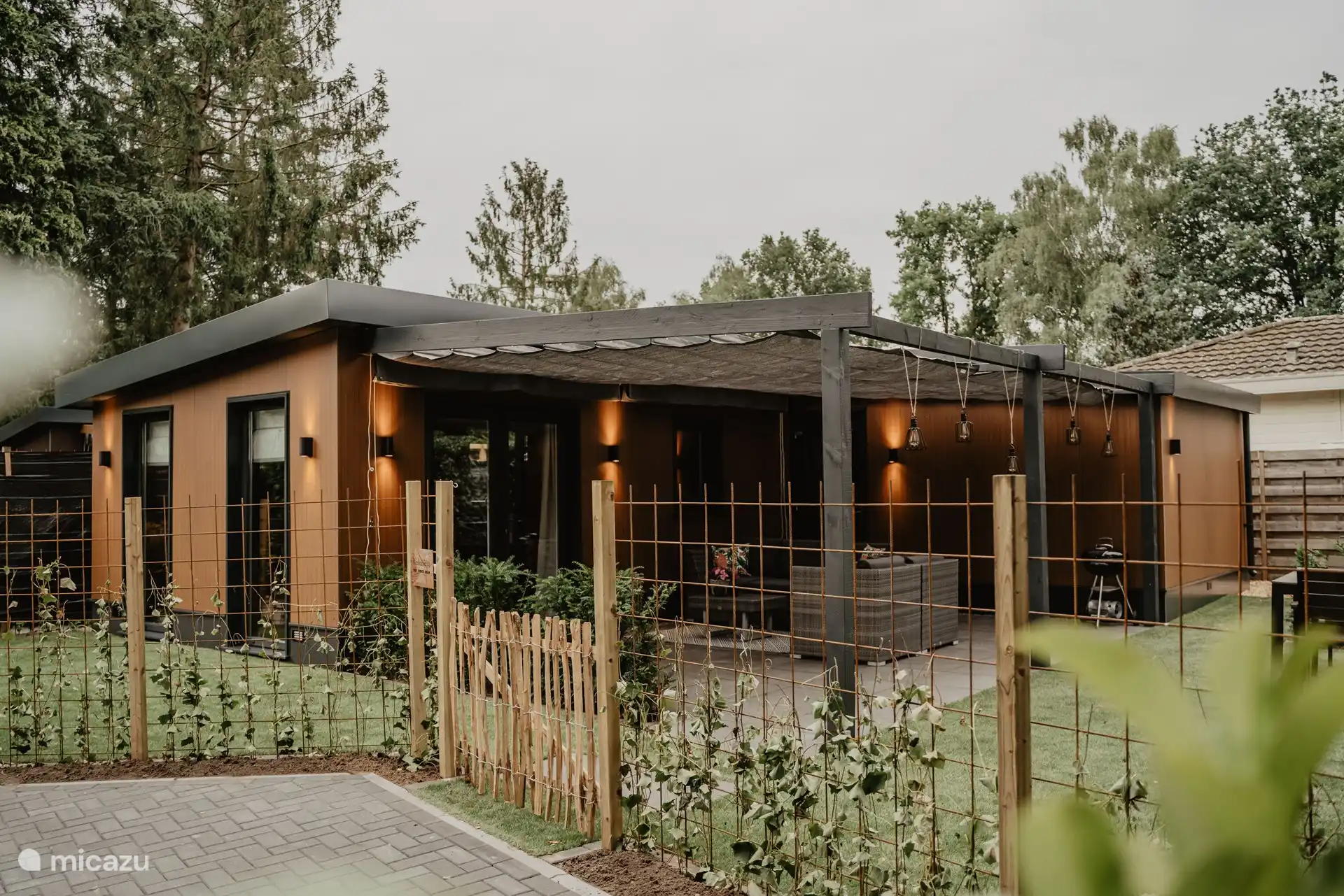 Bevorzugen Sie es, eine Weile Schatten zu suchen? Die gesamte Terrasse kann mit einem Schattentuch versehen werden. 