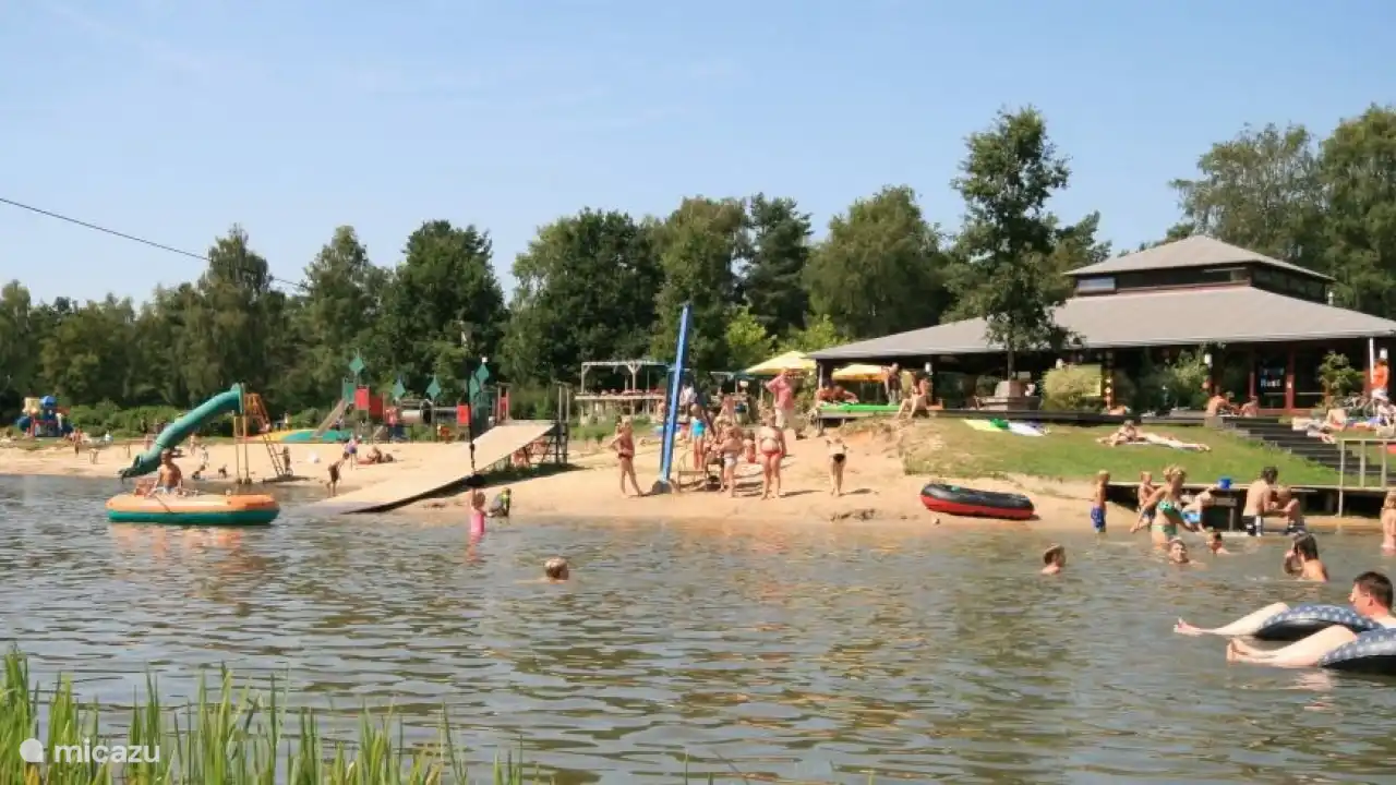 Dieser Badesee mit vielen Spielgeräten ist fußläufig erreichbar 