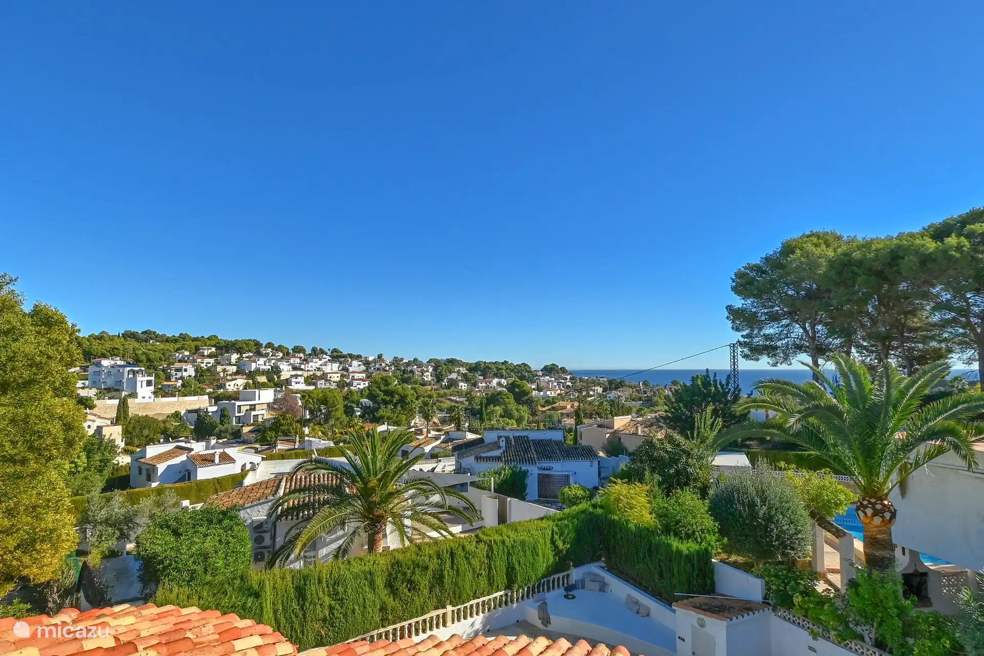 Uitzicht op zee vanaf dakterras