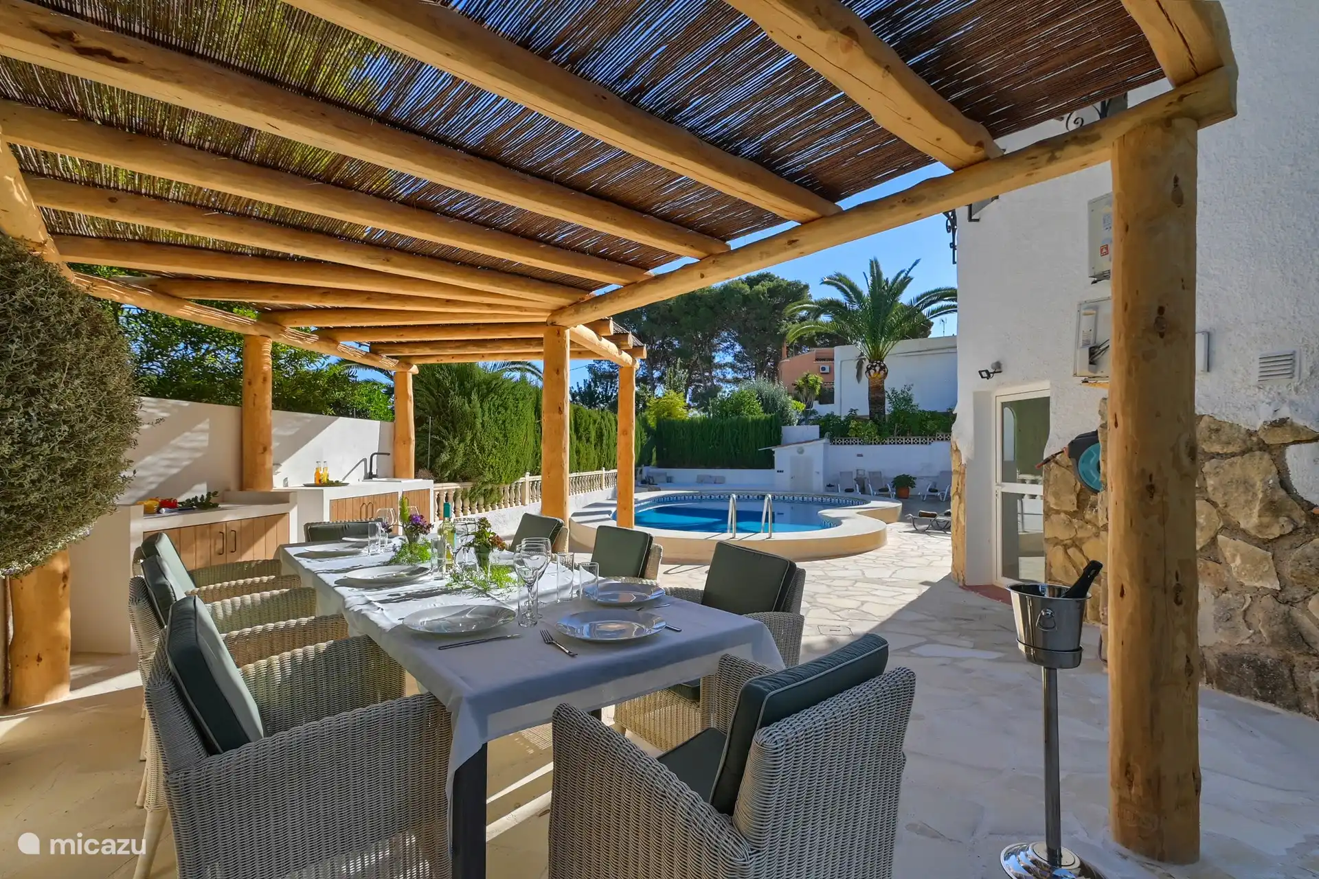 Pergola met eettafel