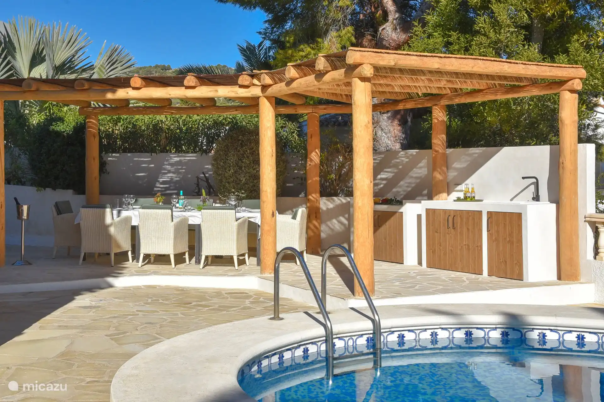 Pergola met buitenkeuken