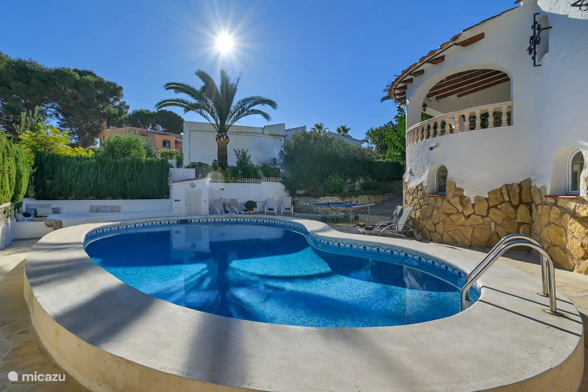 Zwembad in ochtendzon