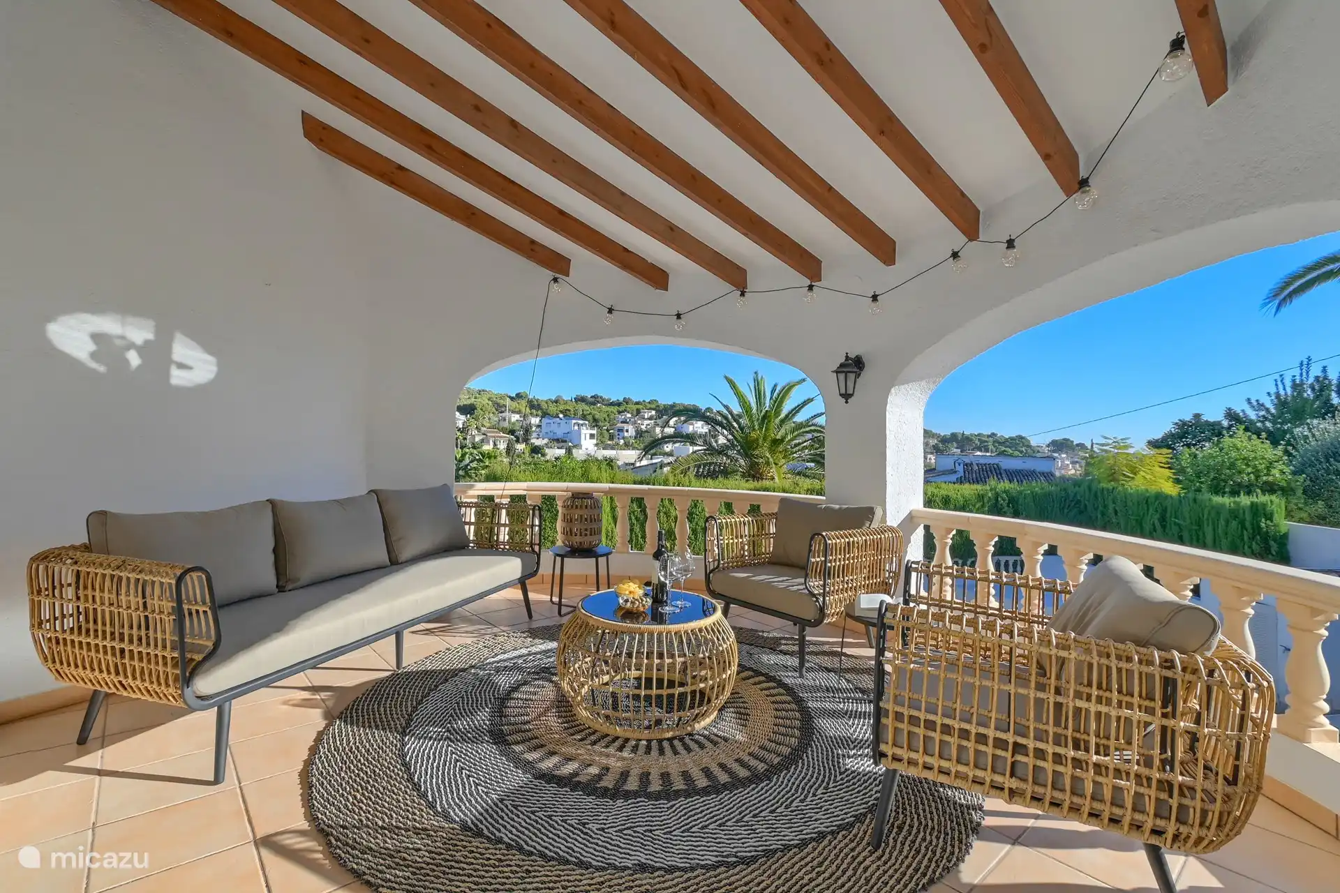 Open naya met uitzicht op zee