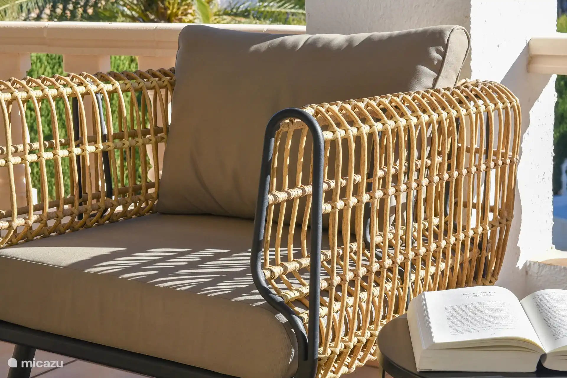 heerlijke zitstoel om lekker ontspannen te lezen op de naya en weg te dromen bij fantastisch uitzicht op zee