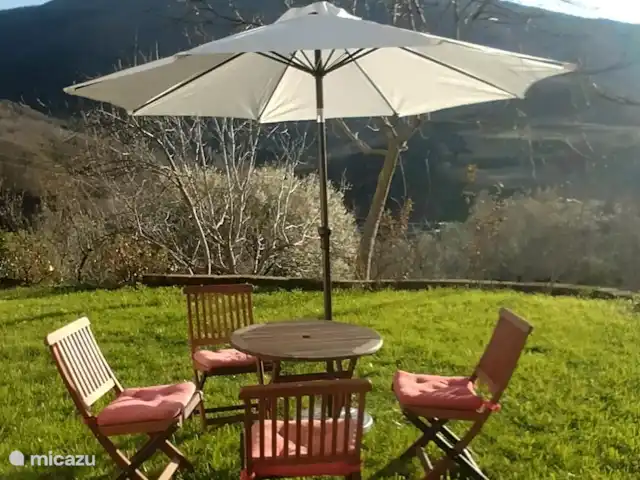 casa vacacional en Italia, Umbría, Asís  – Casa vacanza Ponte Marchetto Disfruta del jardín. a cualquier hora del día hay un lugar con sol o sombra donde alojarse.