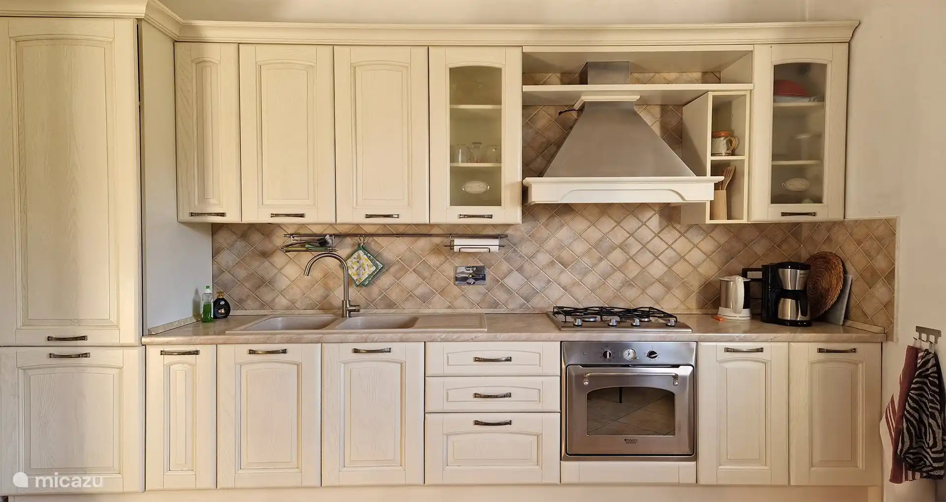 Your luxury kitchen equipped with plenty of amenities for cooking.
