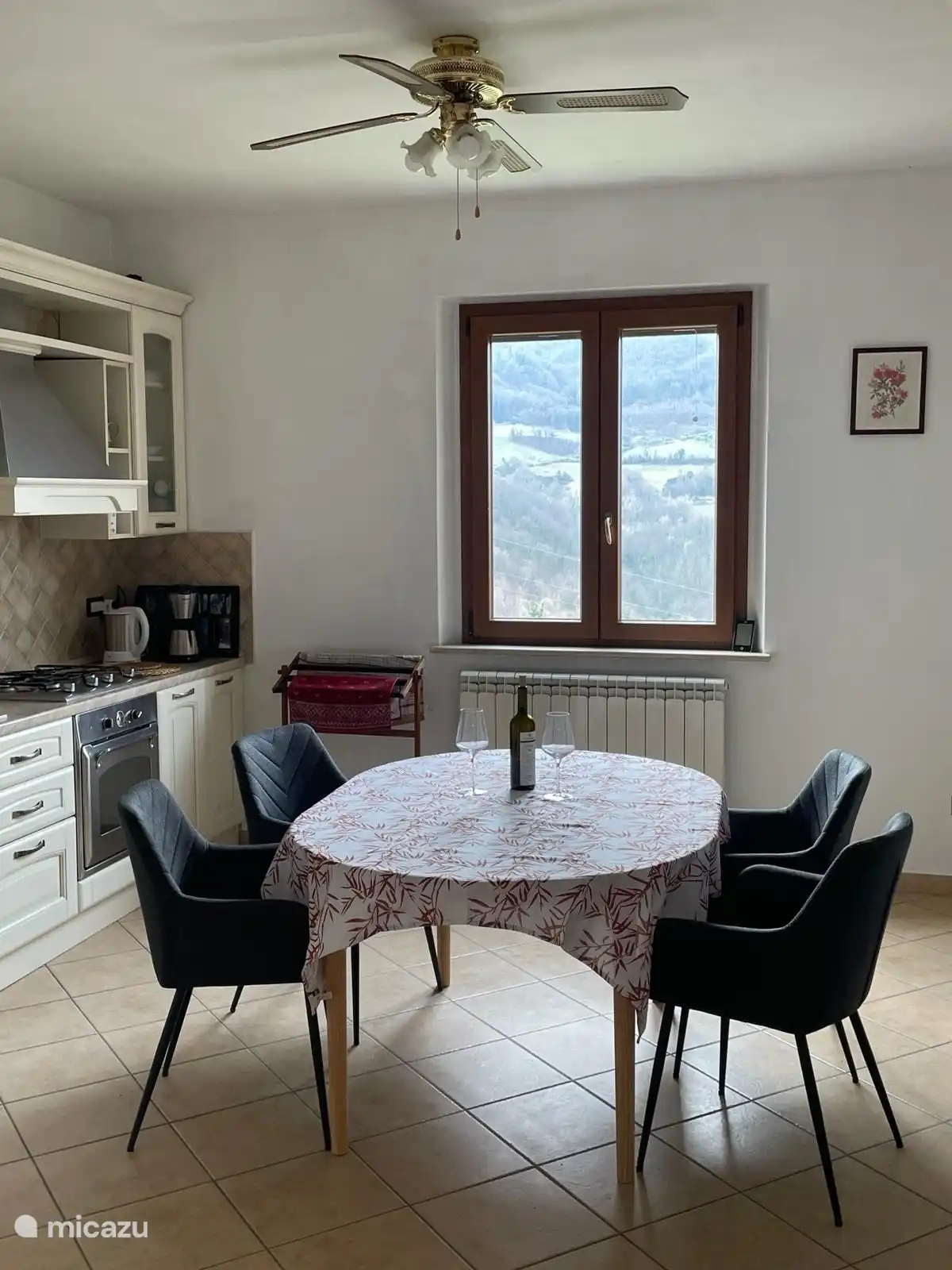 The kitchen with a view of Monte Subasio