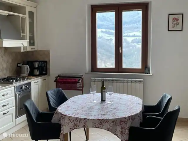 casa vacacional en Italia, Umbría, Asís  – Casa vacanza Ponte Marchetto La cocina con vistas al Monte Subasio