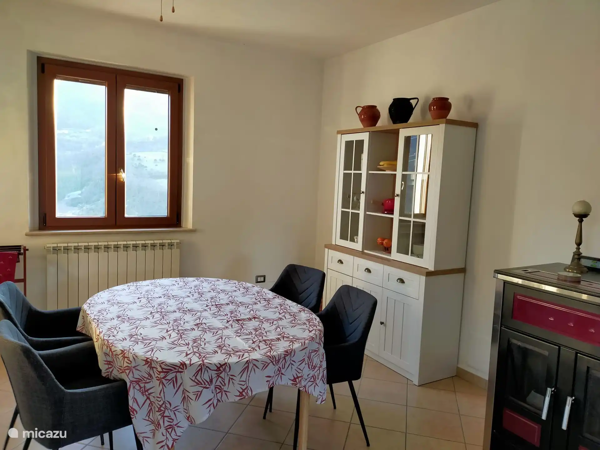 The kitchen, with numerous amenities, of course also generous crockery including wine glasses.
