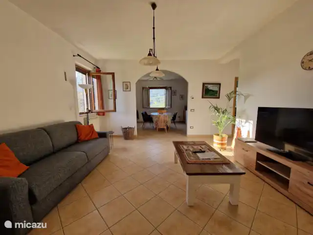 casa vacacional en Italia, Umbría, Asís  – Casa vacanza Ponte Marchetto La sala de estar con sala de estar y vista a la cocina.