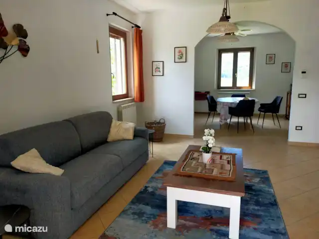 casa vacacional en Italia, Umbría, Asís  – Casa vacanza Ponte Marchetto El salón da a la cocina, con vistas a la reserva natural.