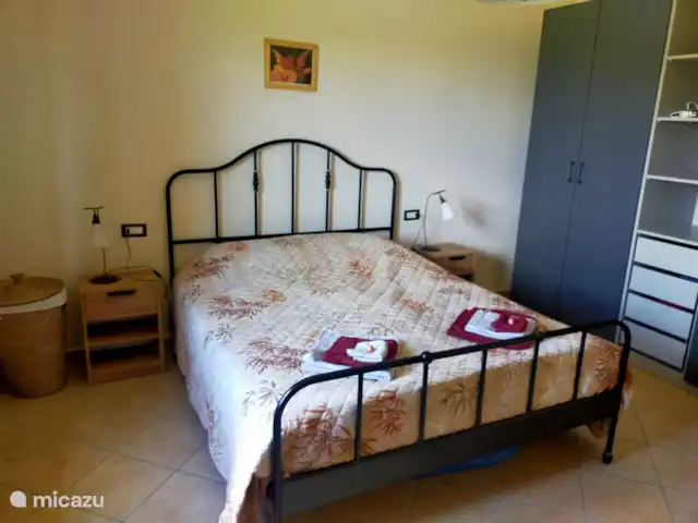 casa vacacional en Italia, Umbría, Asís  – Casa vacanza Ponte Marchetto El dormitorio principal con cama queen size.