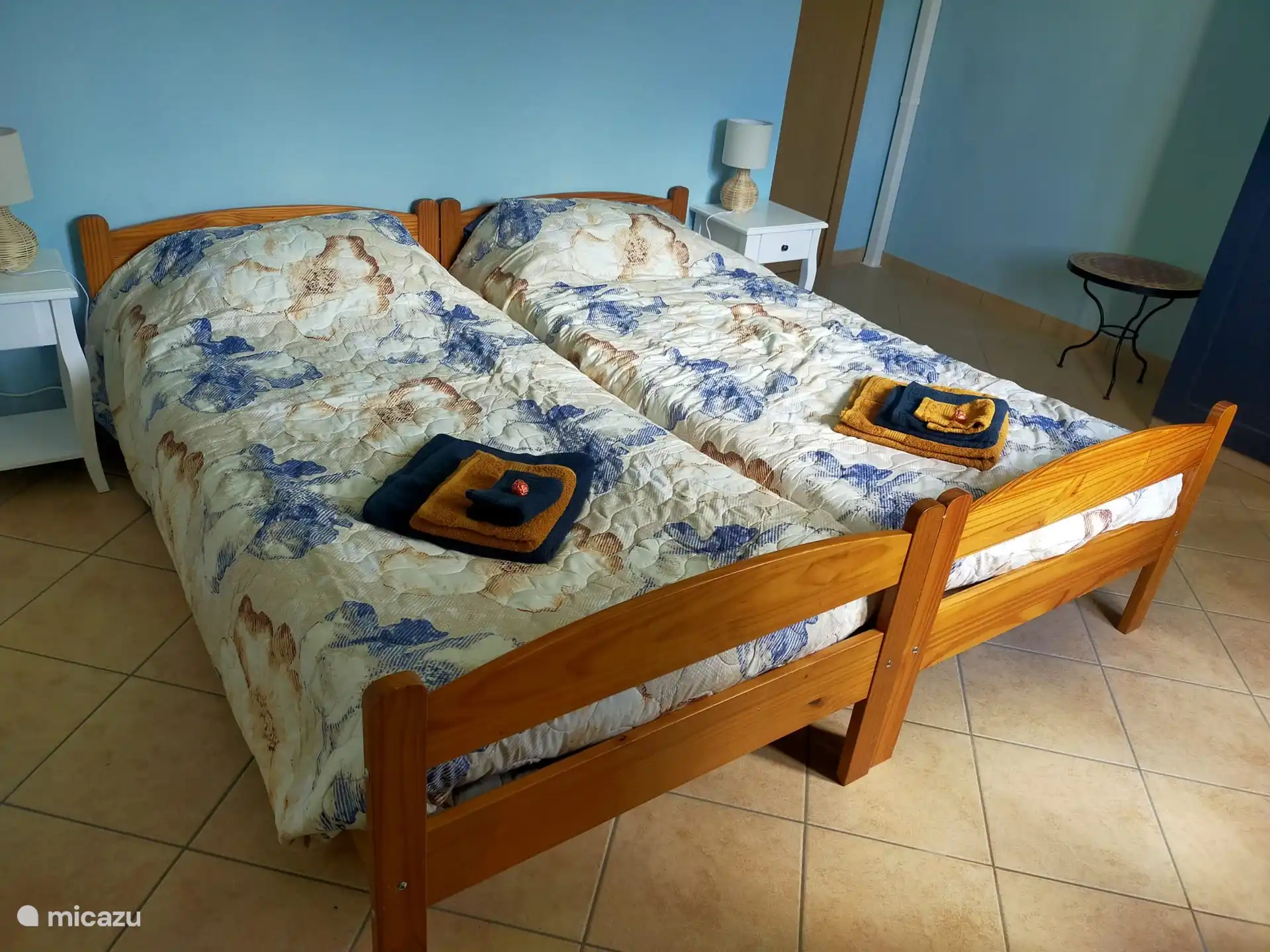 The second bedroom with two single beds.