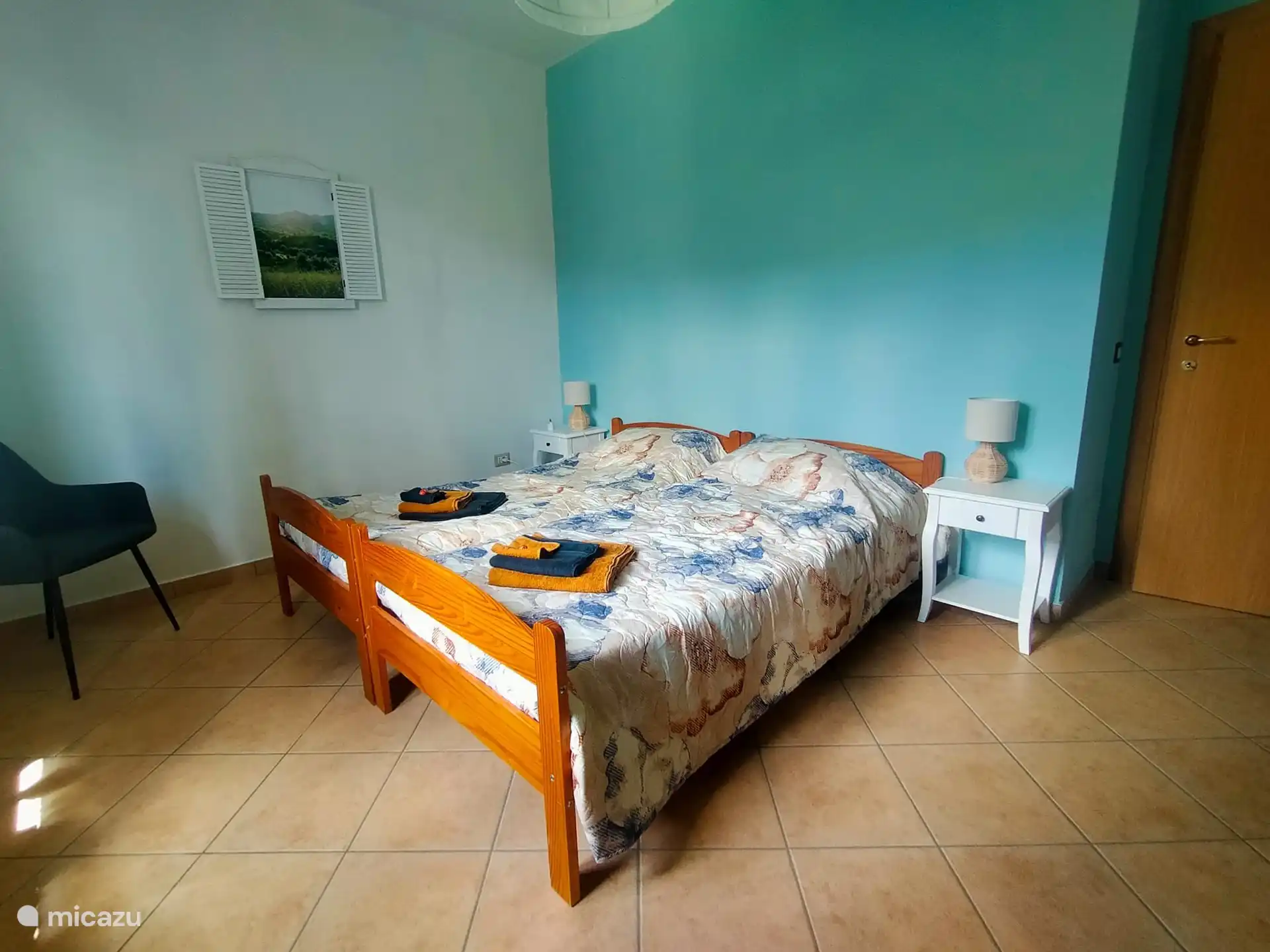 The second bedroom with two single beds.