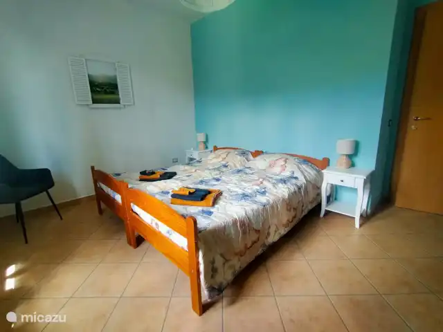 casa vacacional en Italia, Umbría, Asís  – Casa vacanza Ponte Marchetto El segundo dormitorio con dos camas individuales.