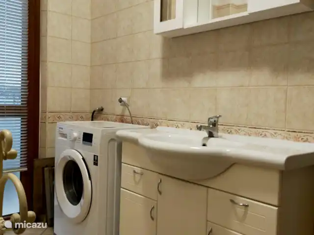 casa vacacional en Italia, Umbría, Asís  – Casa vacanza Ponte Marchetto El baño con lavabo y lavadora.