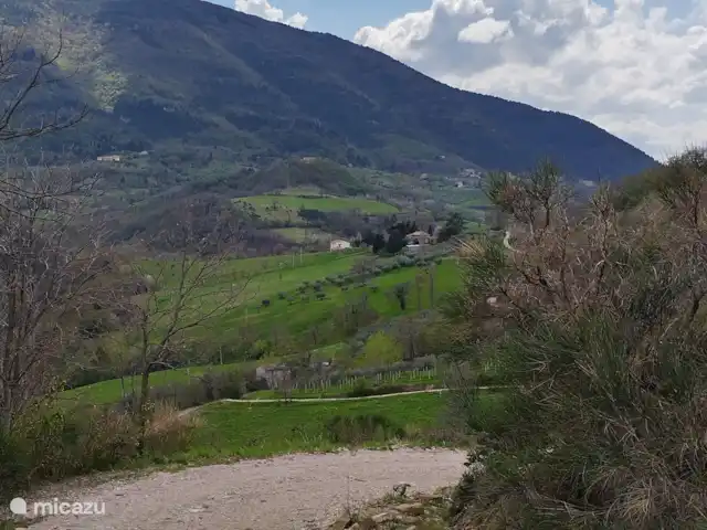 casa vacacional en Italia, Umbría, Asís  – Casa vacanza Ponte Marchetto A lo lejos se puede ver su casa de vacaciones, la casa blanca.