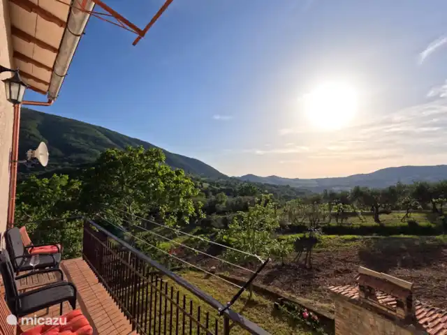 casa vacacional en Italia, Umbría, Asís  – Casa vacanza Ponte Marchetto Mirando las montañas hacia Asís desde su propio balcón.