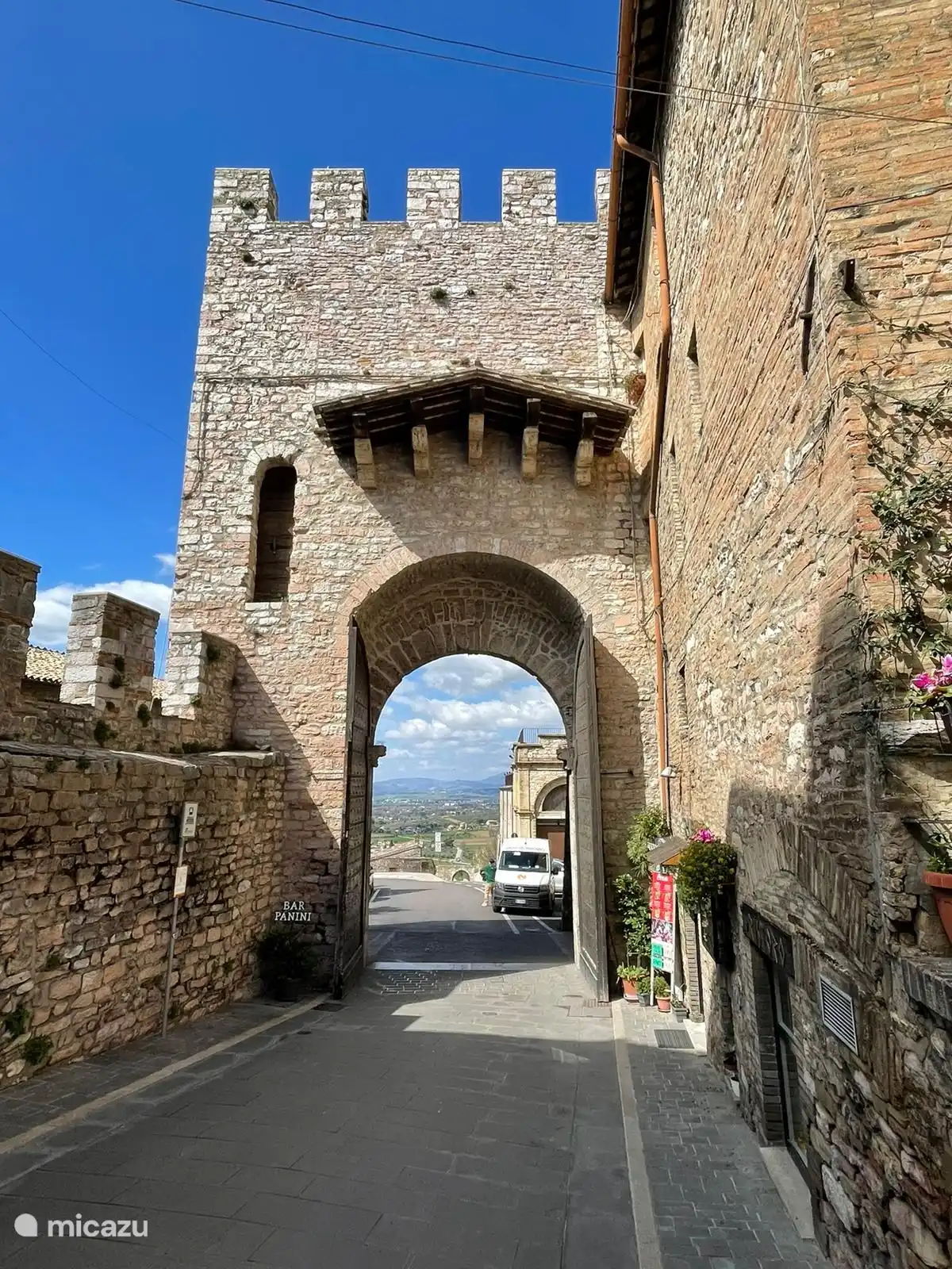 The gateway from Assisi to Costa di Trex.