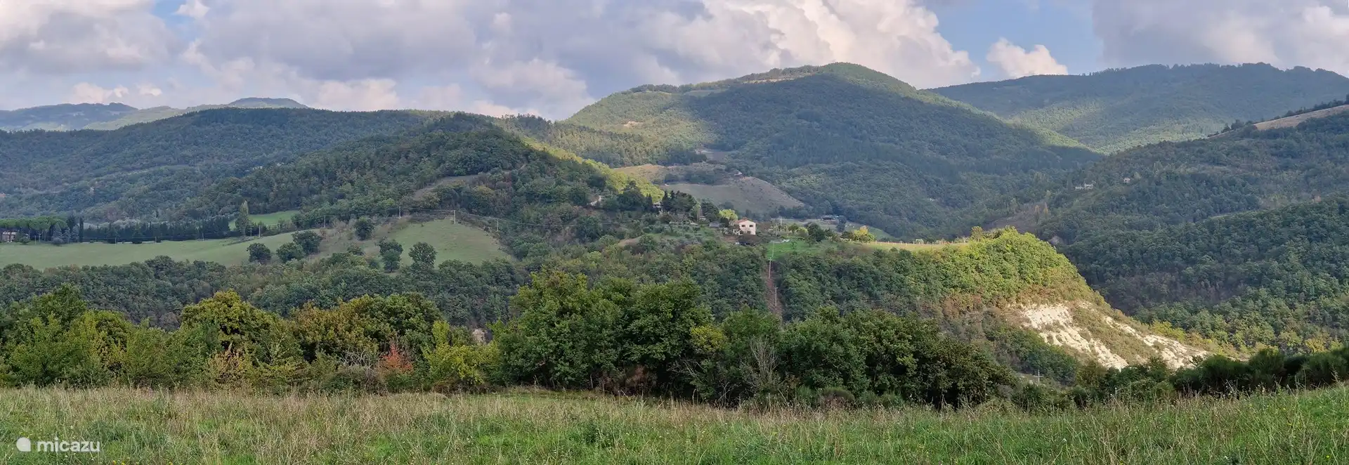 The Casa Vacanza is located in the Monte Subasio Regional Natural Park. In the photo the apartment (white house).