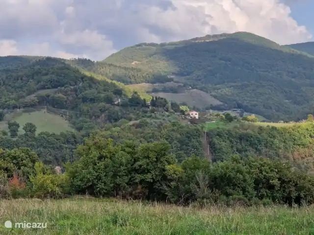 casa vacacional en Italia, Umbría, Asís  – Casa vacanza Ponte Marchetto La Casa Vacanza se encuentra en el Parque Natural Regional Monte Subasio. En la foto el apartamento (casa blanca).