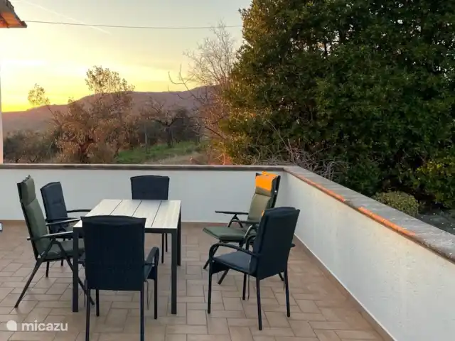 casa vacacional en Italia, Umbría, Asís  – Casa vacanza Ponte Marchetto Tu terraza mirando al noroeste hacia el sol poniente.