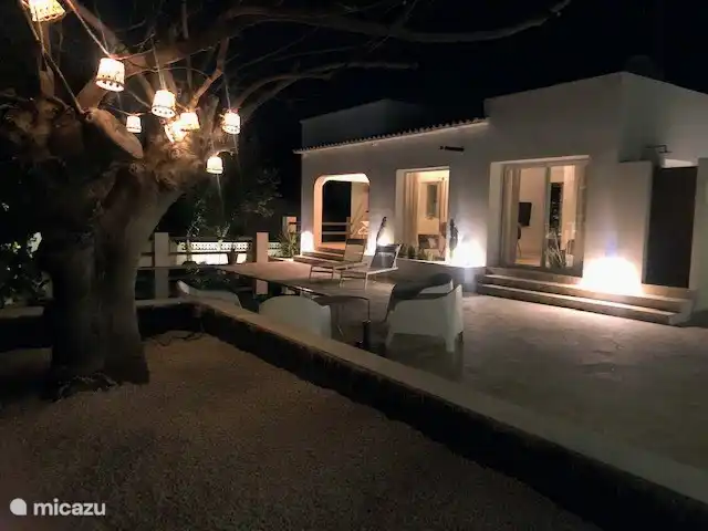 Terrasse mit gemütlicher Beleuchtung für die Abende