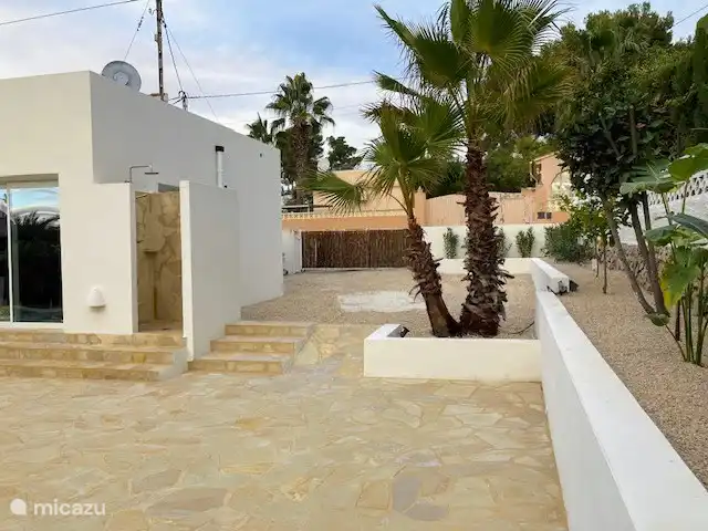 Eingang - Parkplatz - Terrasse