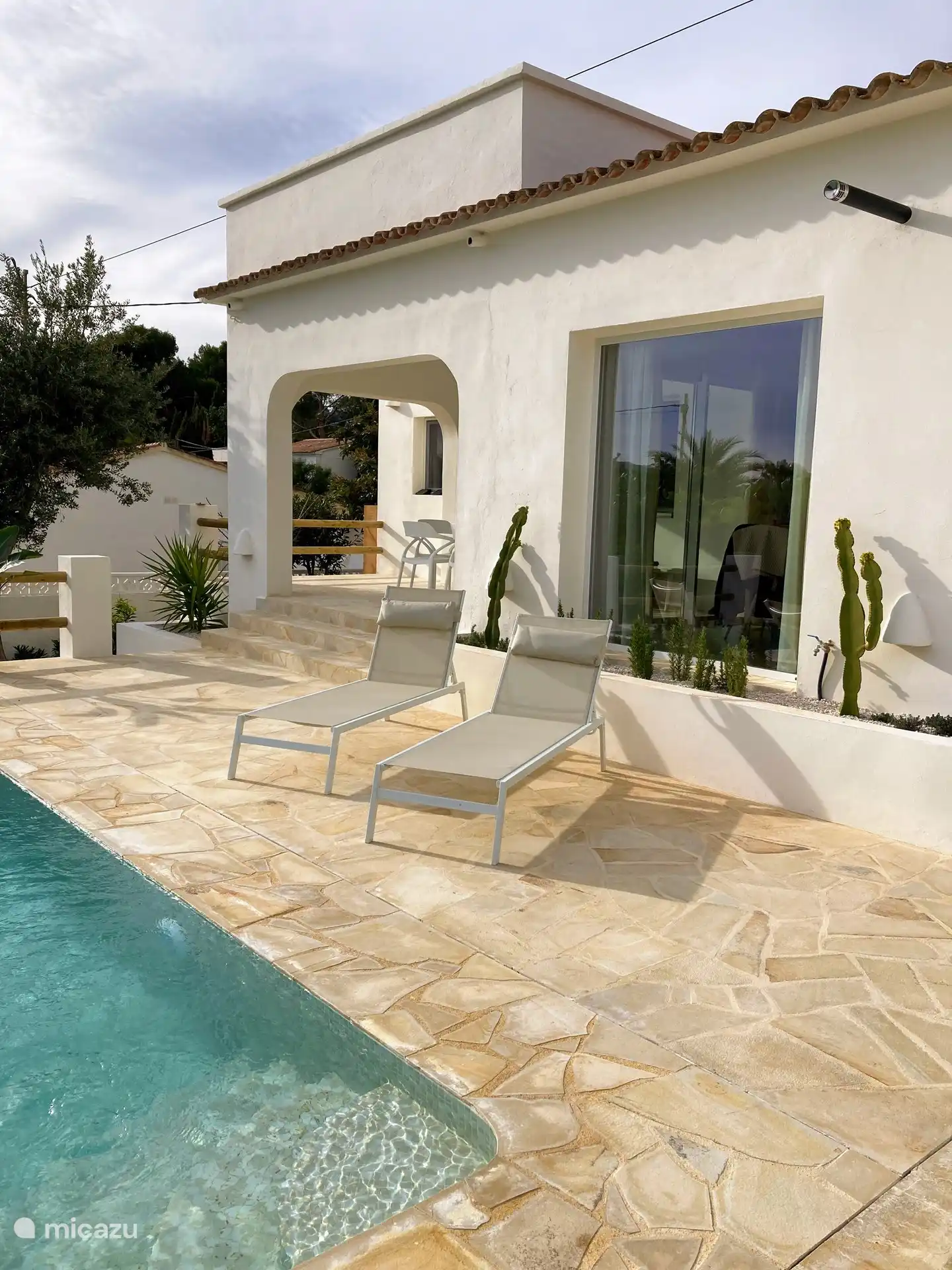 Terrasse mit Sonnenliegen