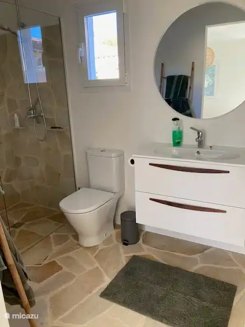 Ensuite-Badezimmer von Schlafzimmer 1