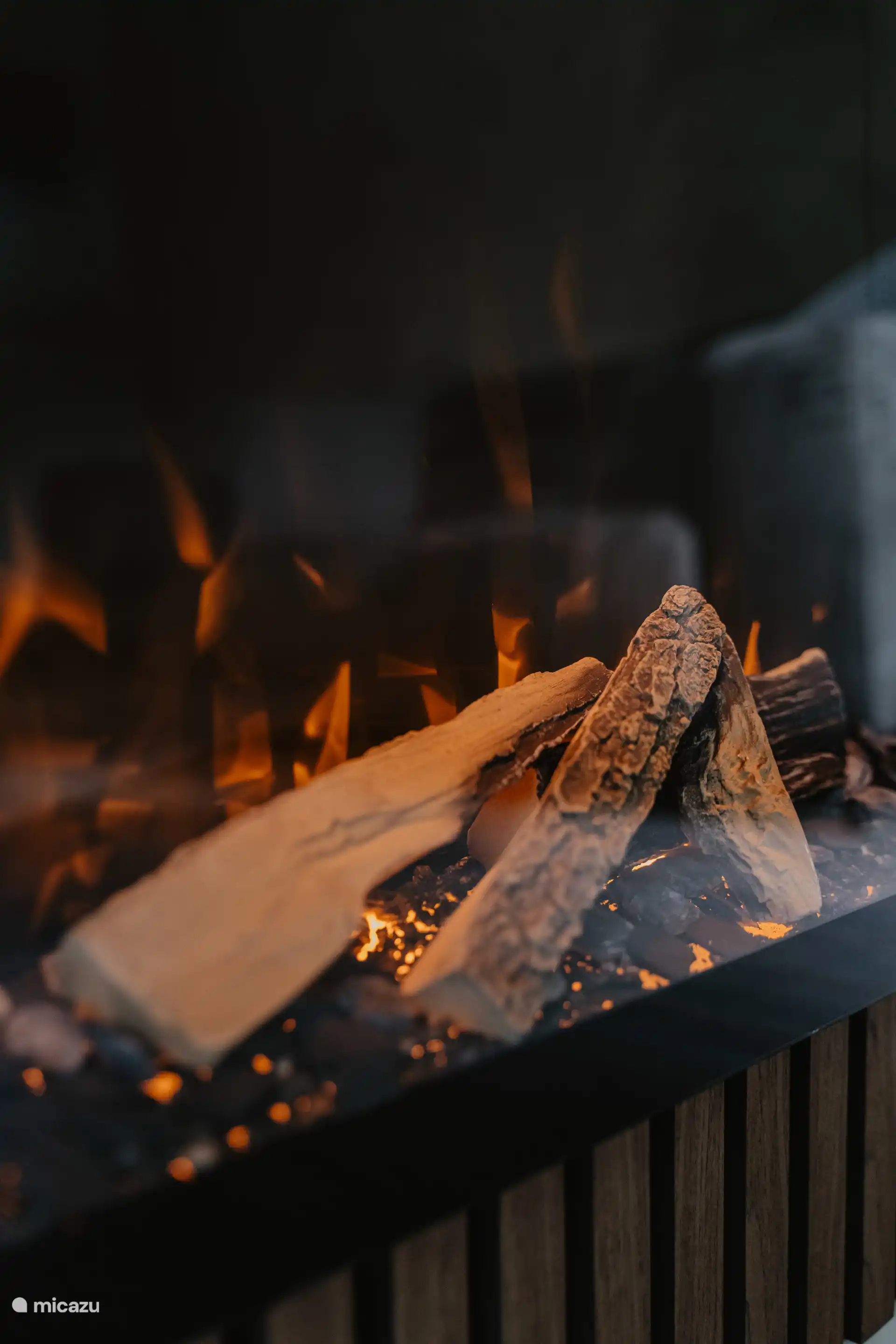 Since the fireplace does not give off heat, it can be used in all seasons. 
