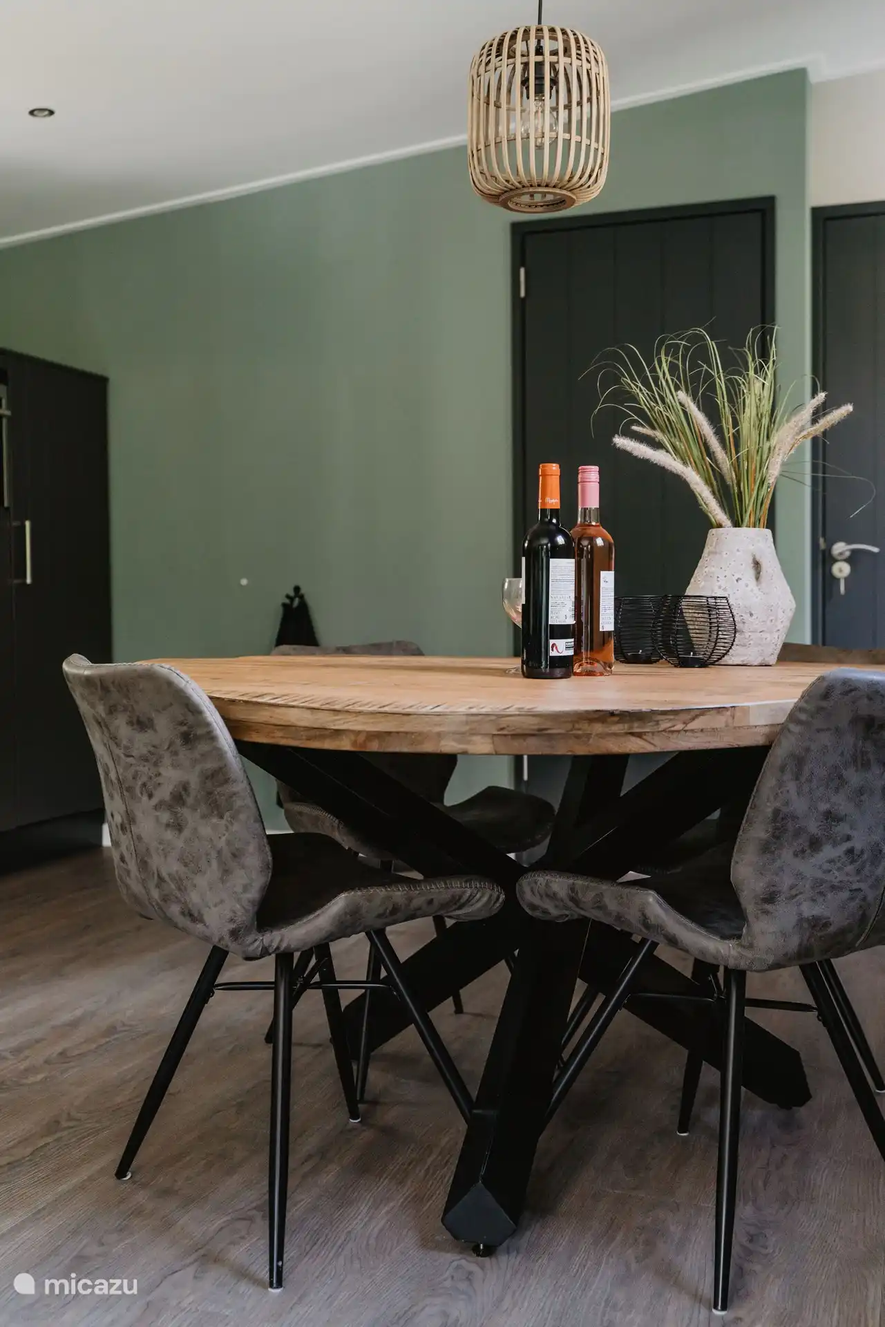Salle à manger ronde pour un long repas ensemble, vous avez tout le temps pour ça en vacances
