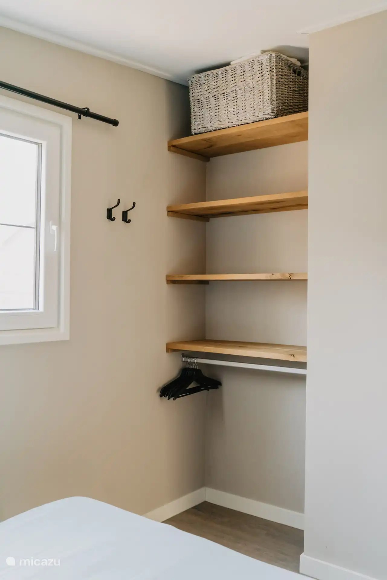 Il y a beaucoup d’espace dans la chambre pour ranger ou suspendre des vêtements