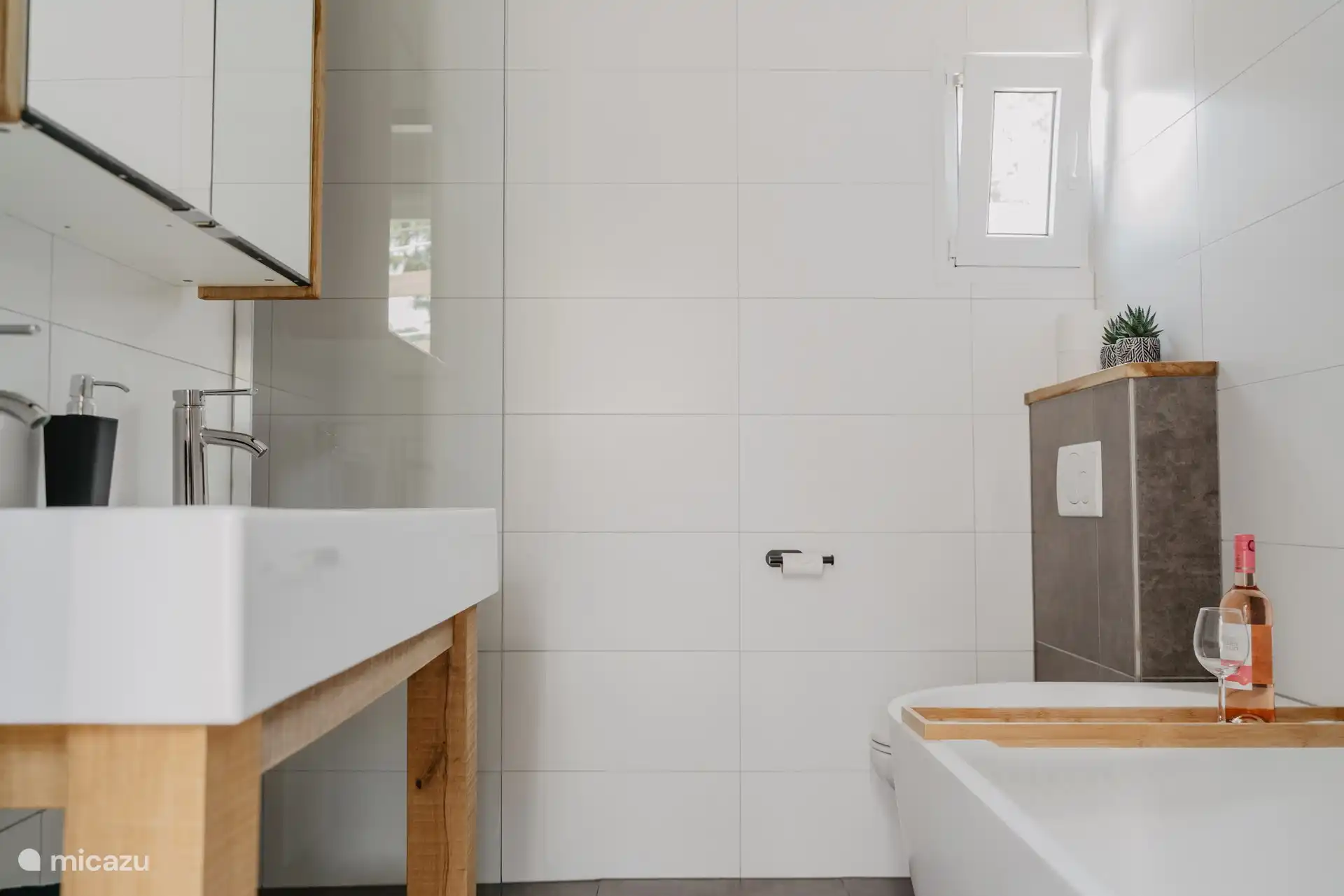 Vous pourrez profiter pleinement de cette salle de bains luxueuse