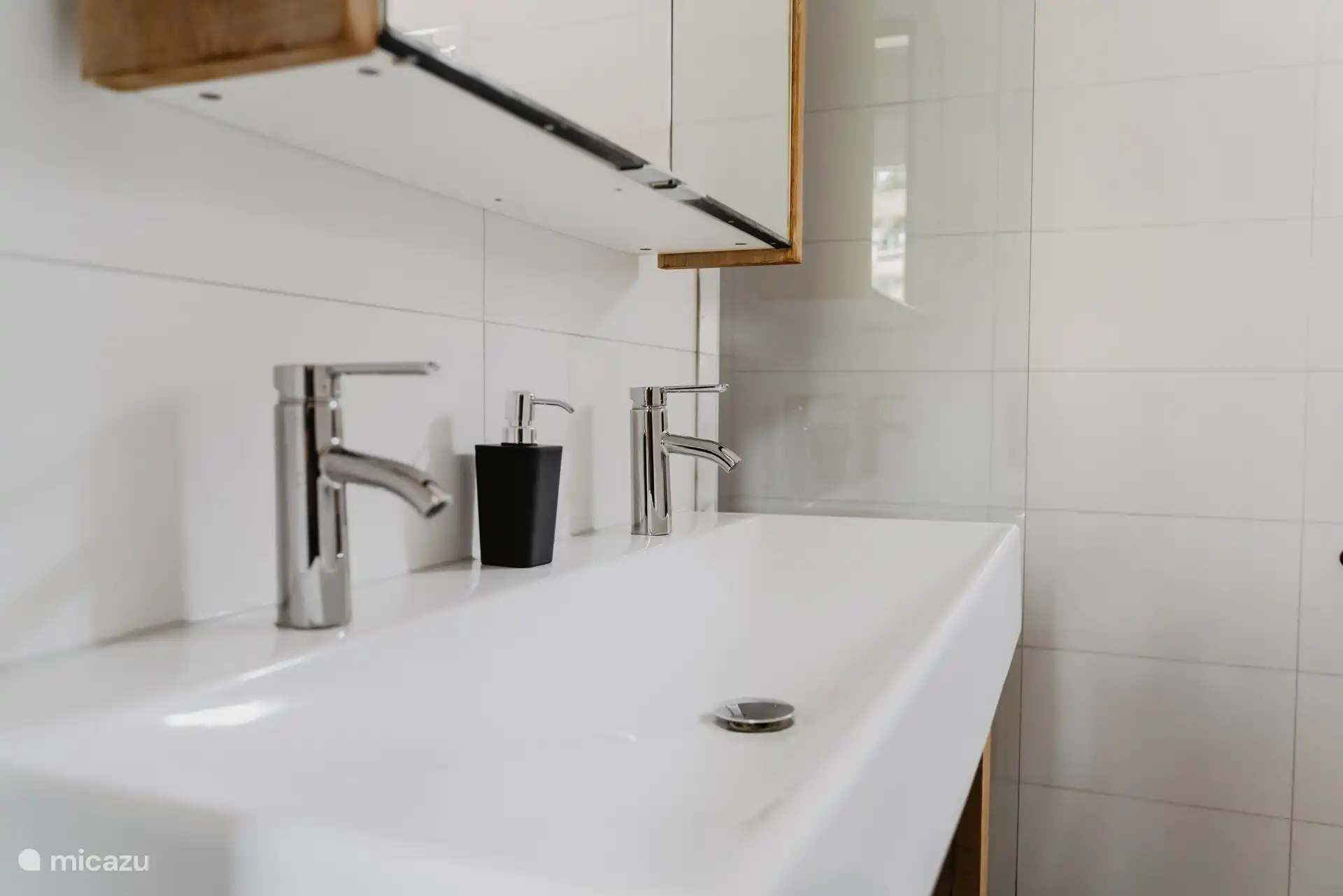 Le mobilier de la salle de bain est équipé d’un double vasque