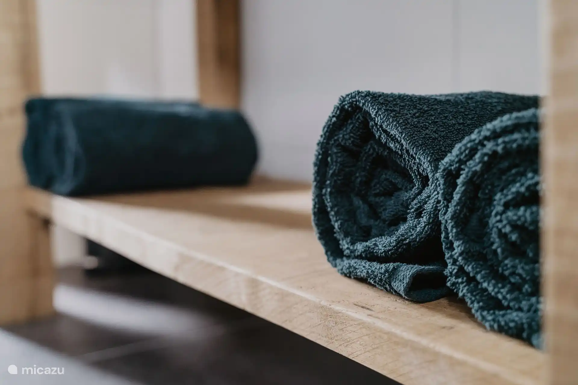 Il y a beaucoup de serviettes prêtes pour vous.