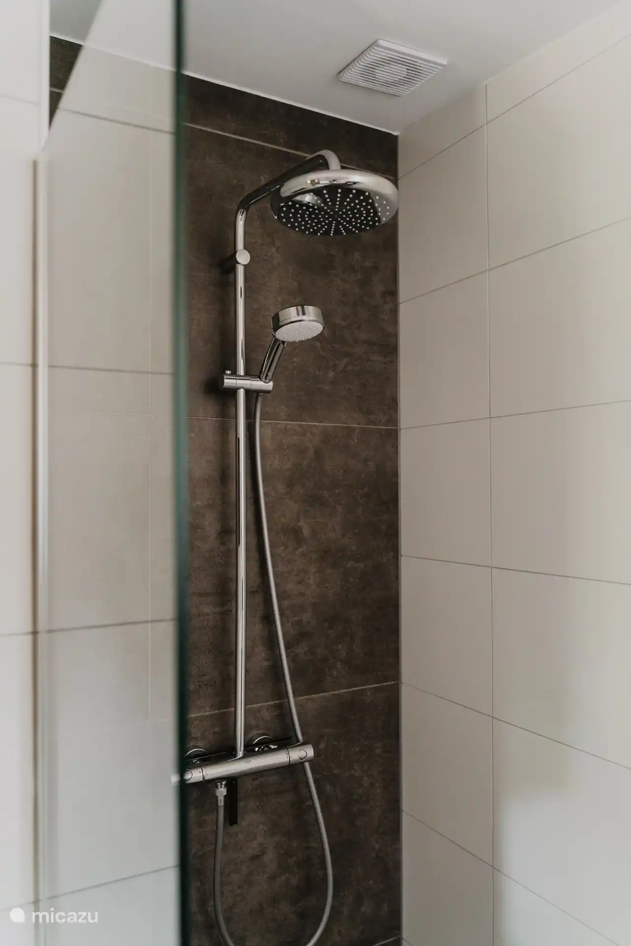 Douche à l’italienne avec douche à effet pluie et douchette à main