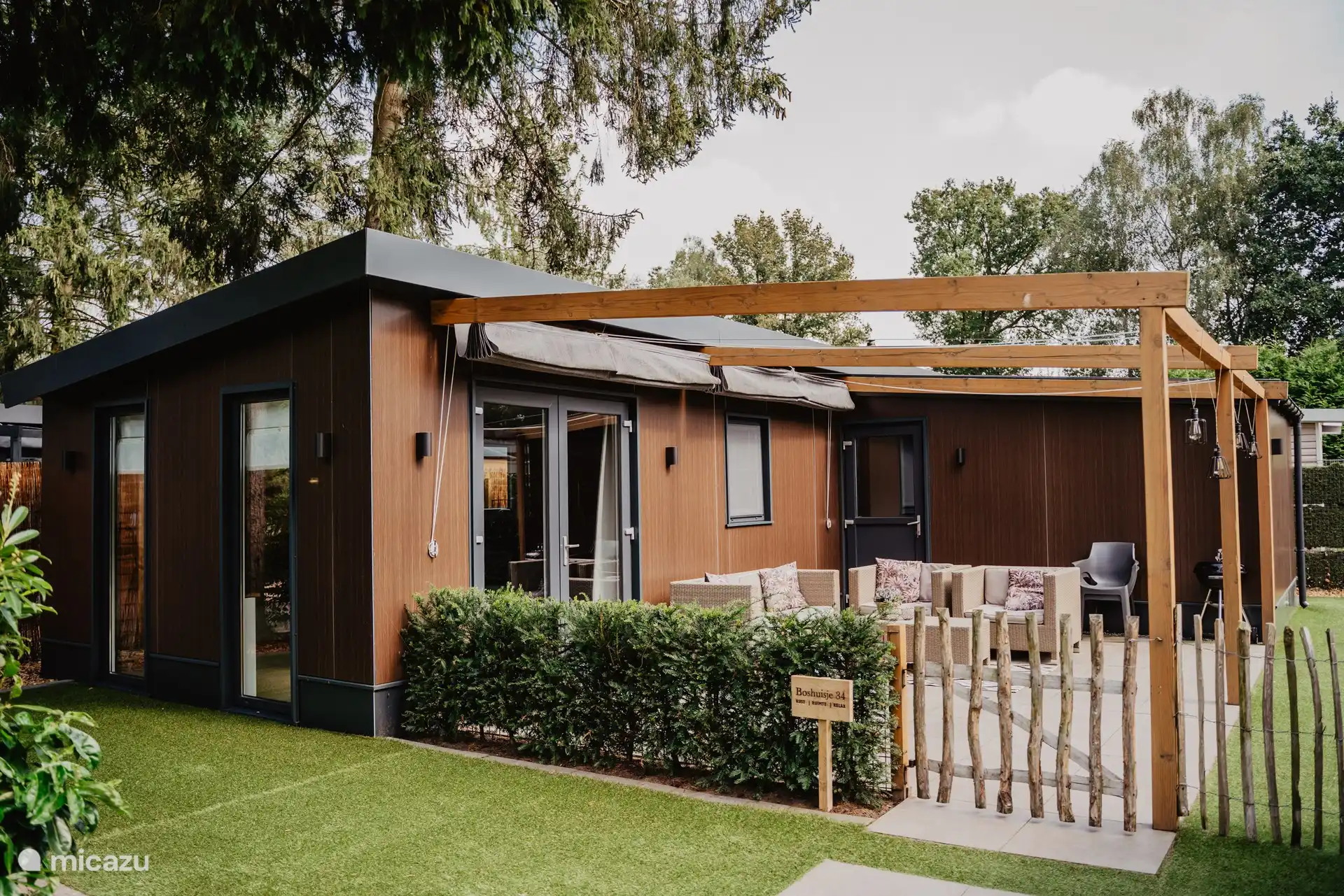 Le jardin est entièrement clôturé