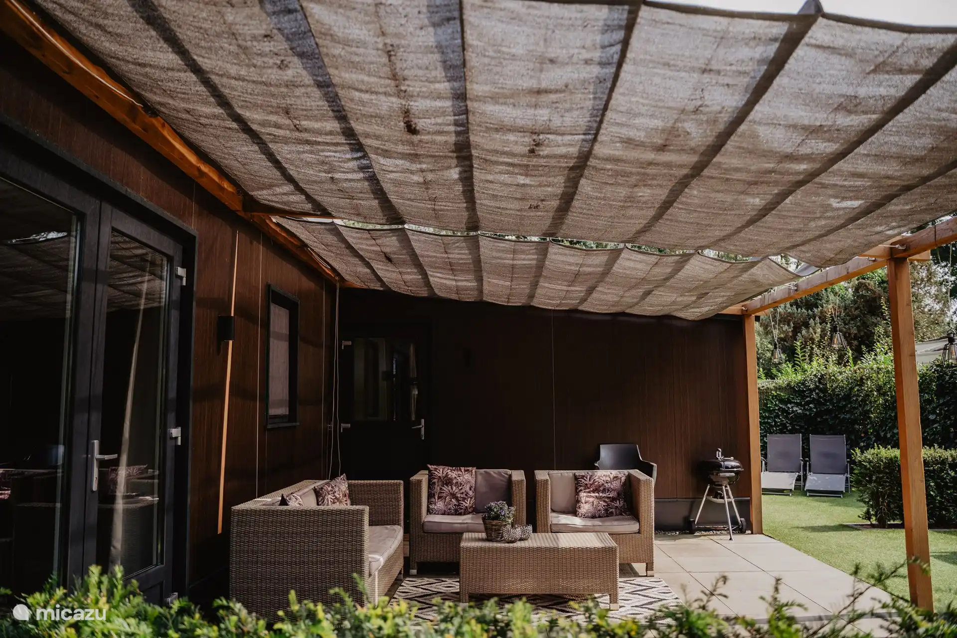 Toute la terrasse est équipée d’une toile d’ombrage afin que vous puissiez également vous asseoir à l’ombre. 