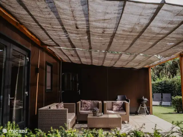 Luxueux et confortable Boshuisje 34 @Veluwe | Pays-Bas, Gueldre, Wells - chalet Toute la terrasse est équipée d’une toile d’ombrage afin que vous puissiez également vous asseoir à l’ombre.