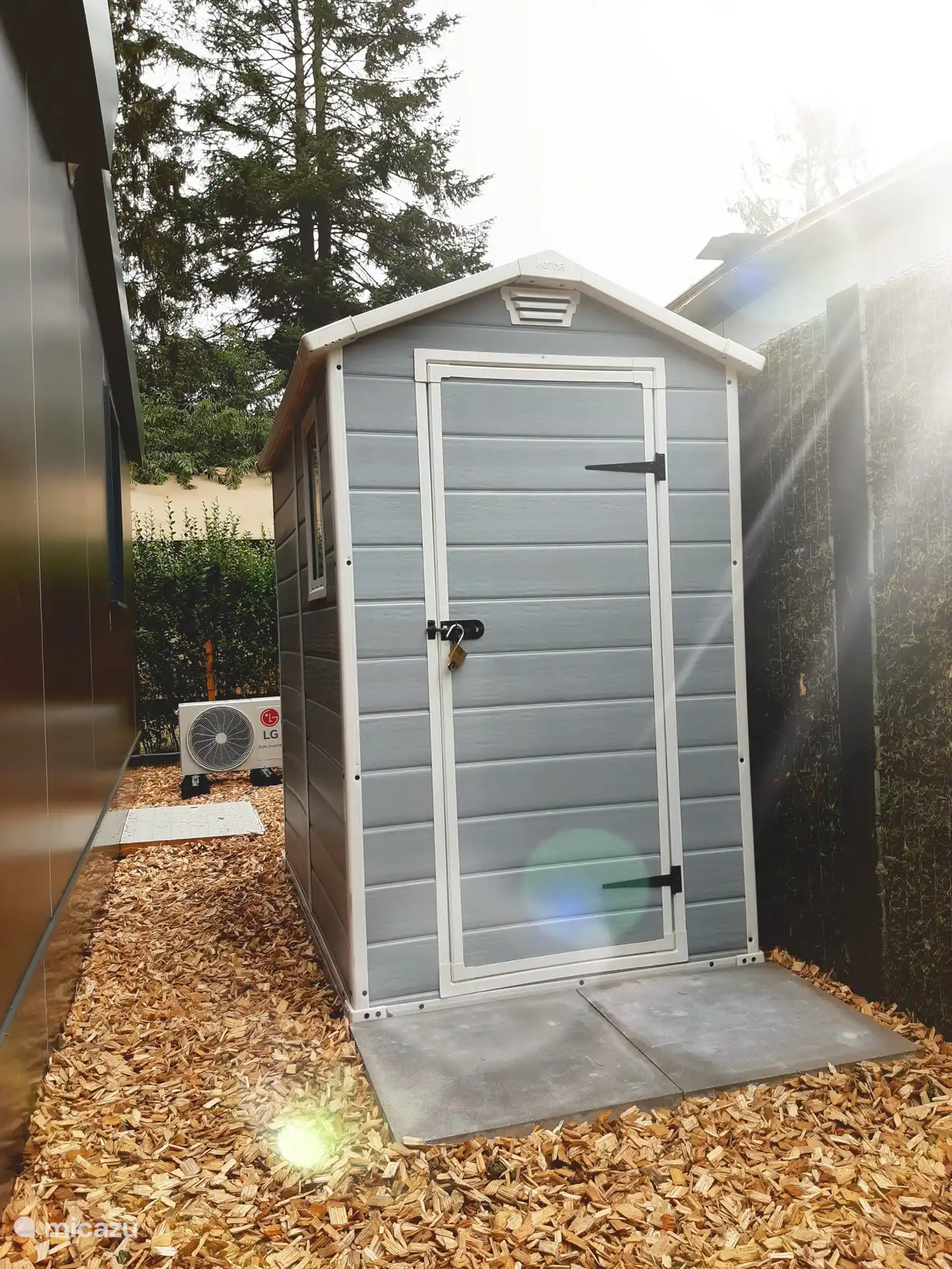 Derrière le chalet se trouve un petit débarras