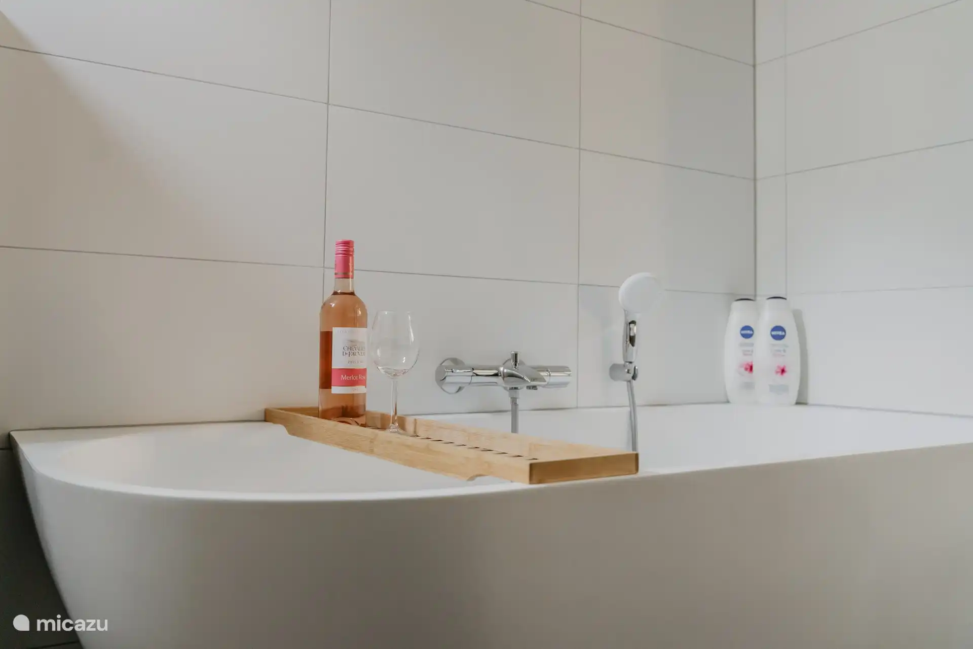 Détends-toi dans la baignoire. Lire un livre ou boire un verre de vin ... Tout est possible