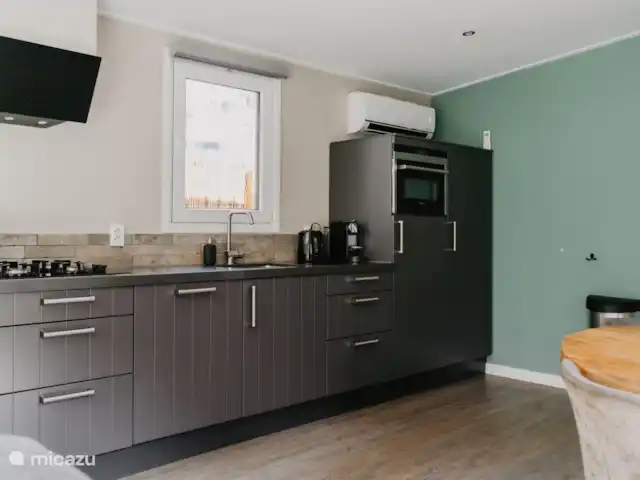 Luxueux et confortable Boshuisje 34 @Veluwe | Pays-Bas, Gueldre, Wells - chalet La vaste cuisine est équipée d’un réfrigérateur avec congélateur, d’un micro-ondes combiné, d’un lave-vaisselle, d’une cuisinière à gaz à 4 feux et d’une hotte aspirante.