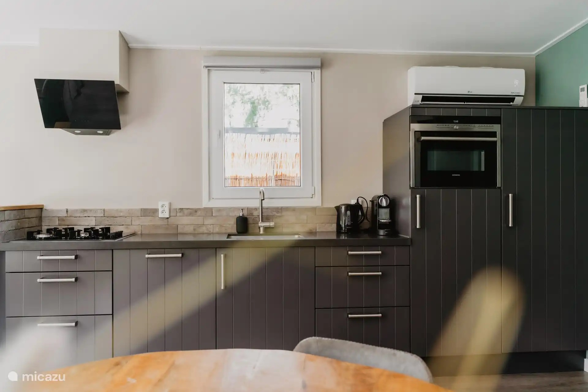 Il y a divers appareils électroménagers disponibles, tels qu’une machine nespresso, une bouilloire, une cafetière, un grille-pain et un presse-agrumes électrique 