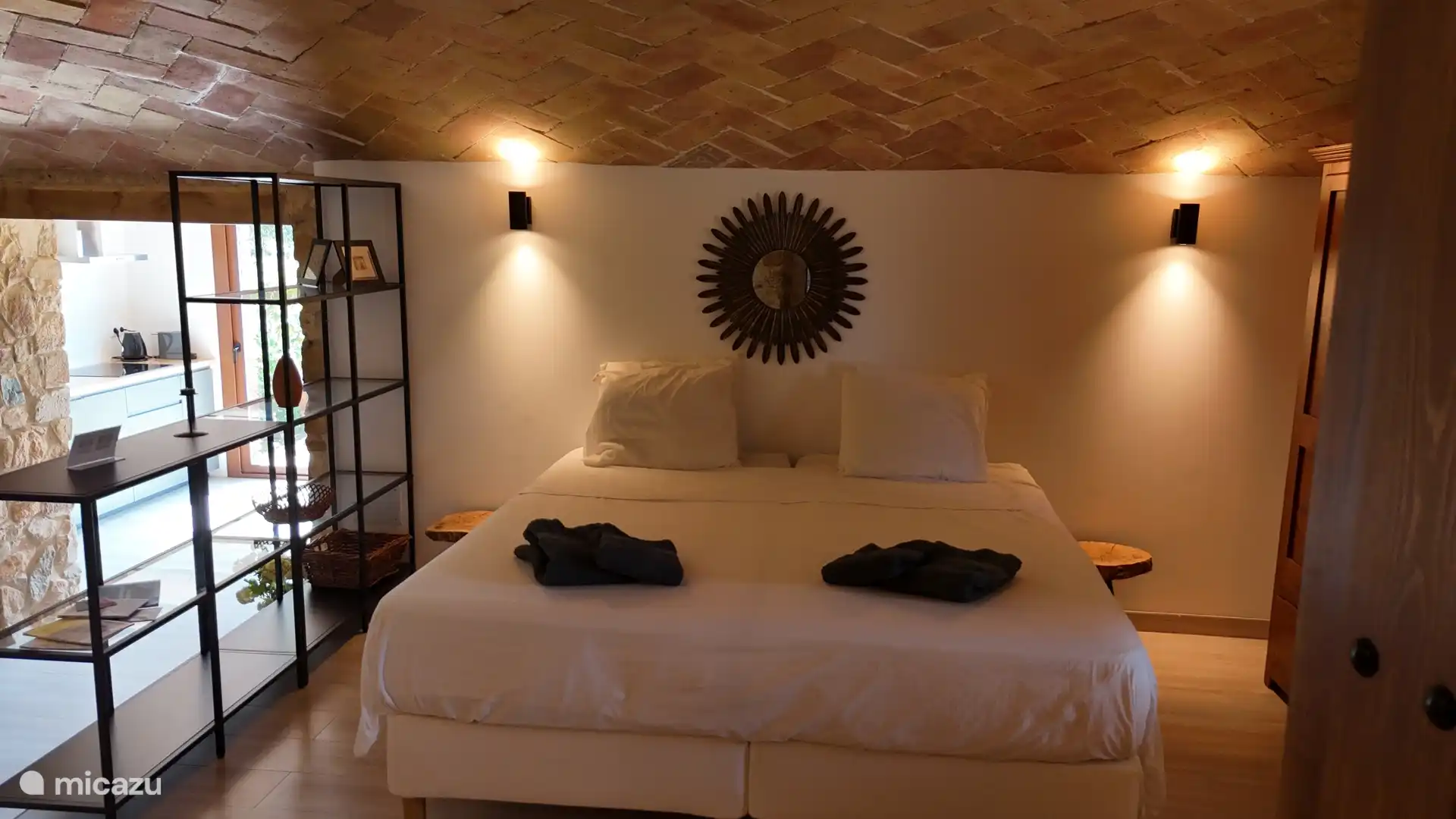 Chambre Luna avec 2 lits simples de 90 x 200 l’un contre l’autre 180x 200 avec des tables de chevet caractéristiques et un éclairage confortable. 