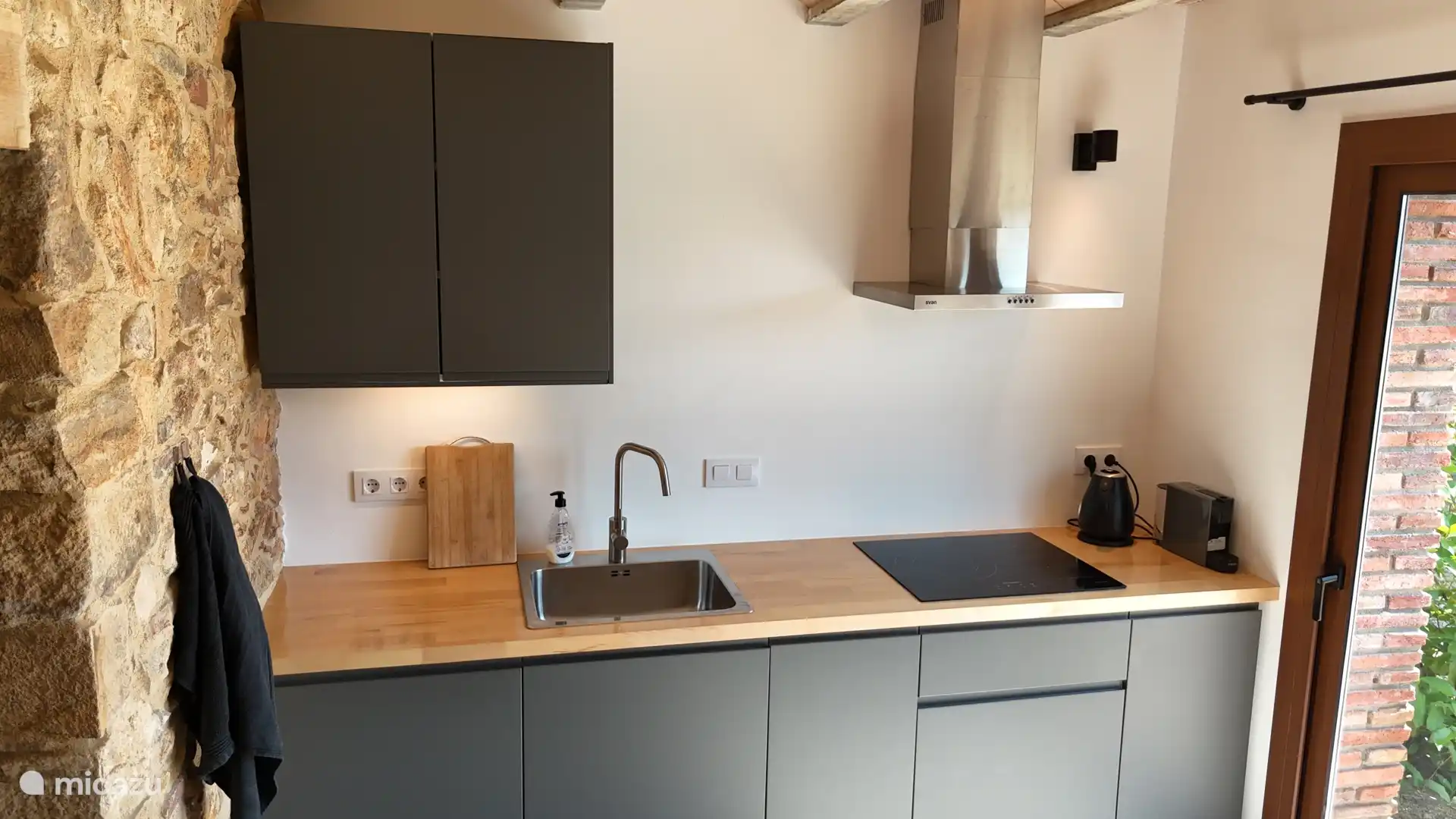 Cuisine entièrement équipée avec machine Nespresso et réfrigérateur-congélateur. 