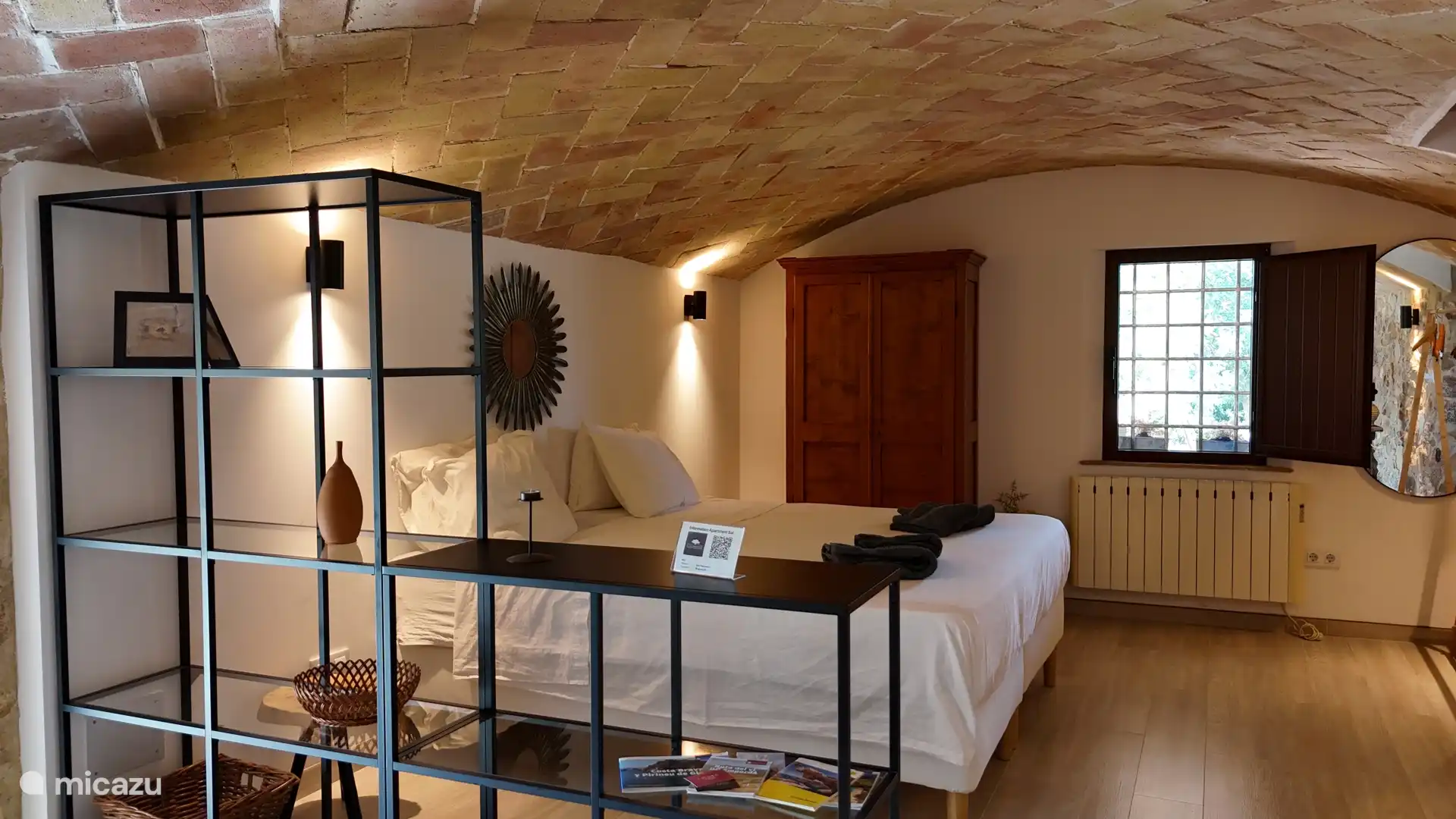 Séparateur de pièce avec zone de couchage