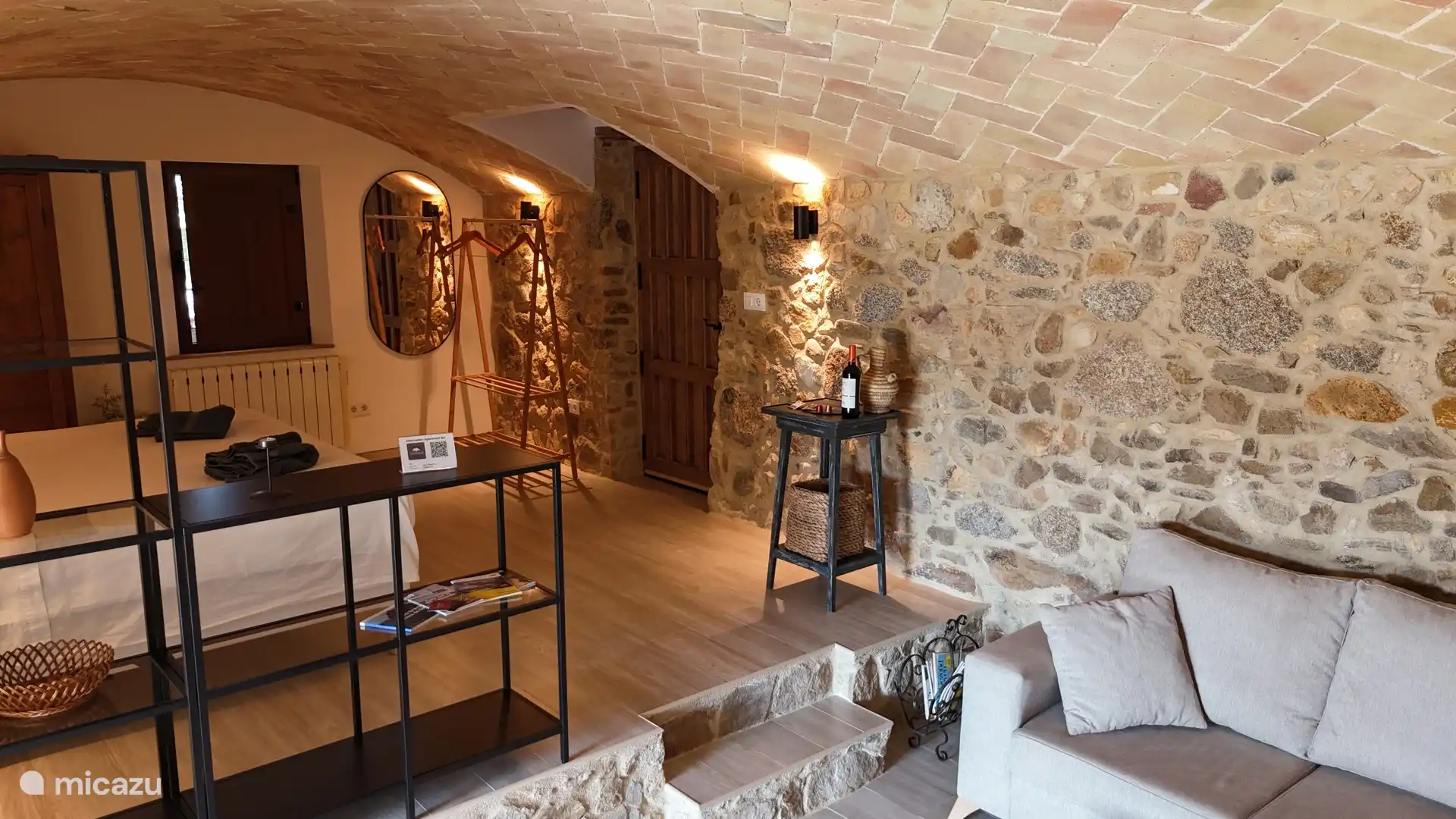 Escalier menant à la zone de couchage et porte à la salle communale.