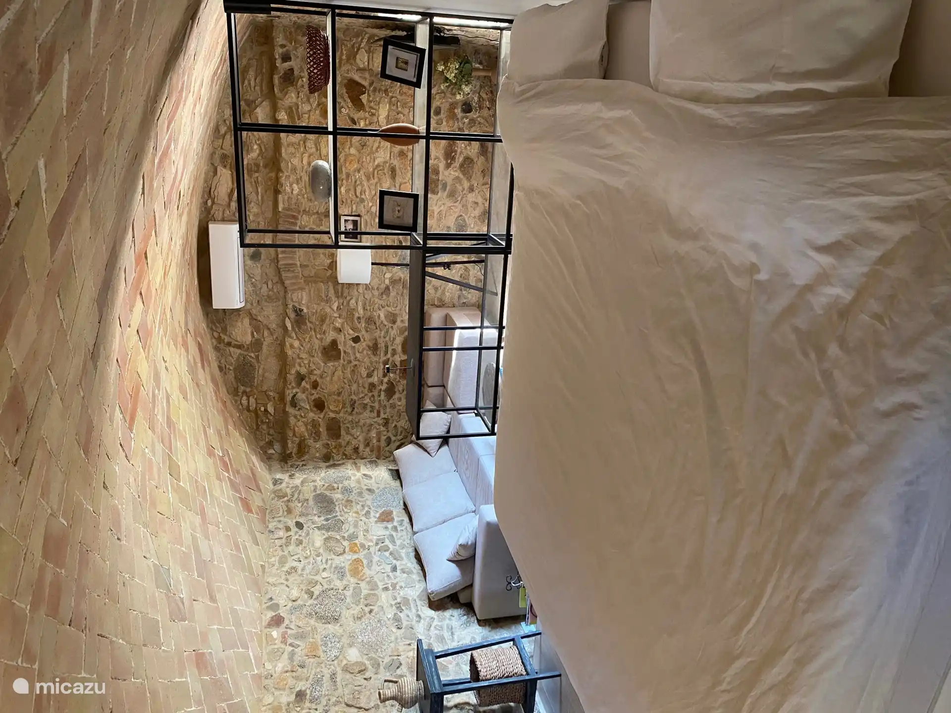 Chambre sous un autre angle avec vue sur le séjour